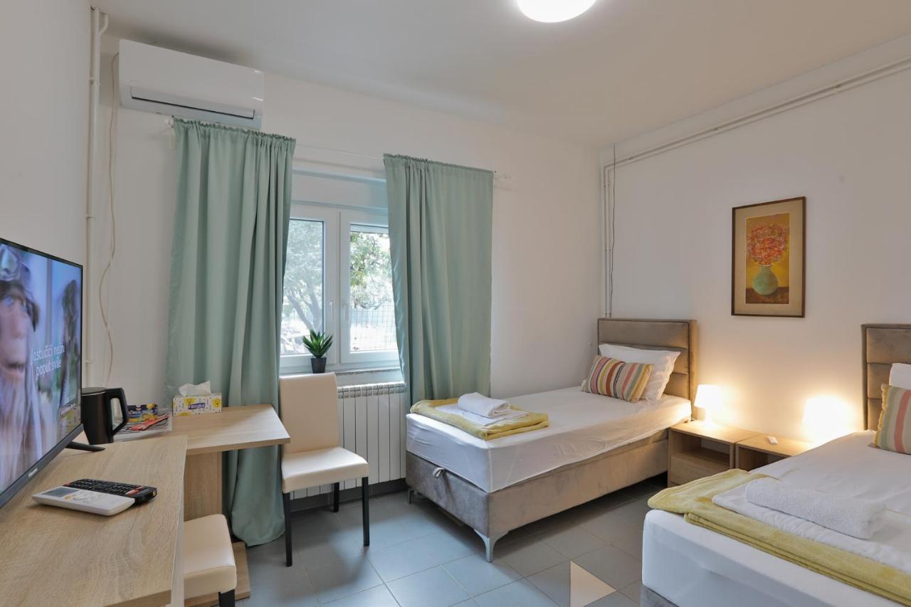 Aviator Apartments & Rooms Nikola Tesla Airport Belgrade Surcin ภายนอก รูปภาพ