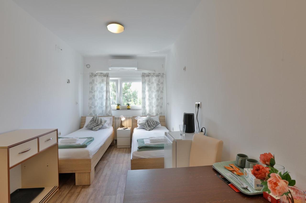 Aviator Apartments & Rooms Nikola Tesla Airport Belgrade Surcin ภายนอก รูปภาพ