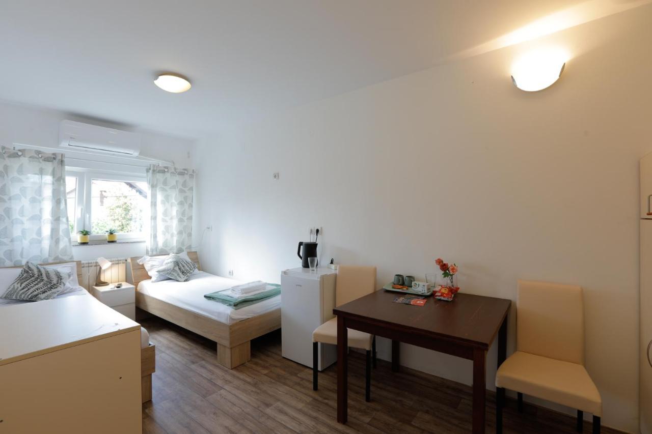 Aviator Apartments & Rooms Nikola Tesla Airport Belgrade Surcin ภายนอก รูปภาพ
