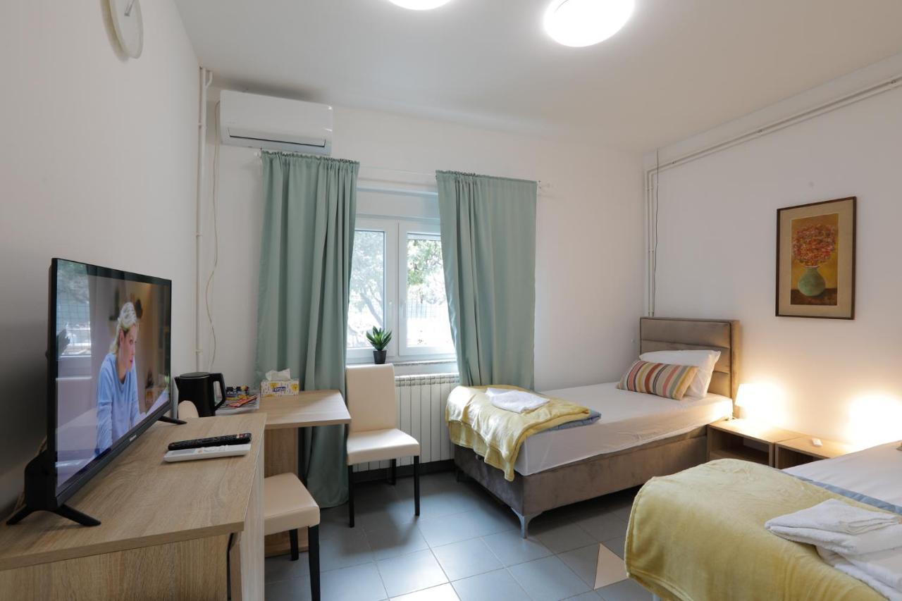 Aviator Apartments & Rooms Nikola Tesla Airport Belgrade Surcin ภายนอก รูปภาพ
